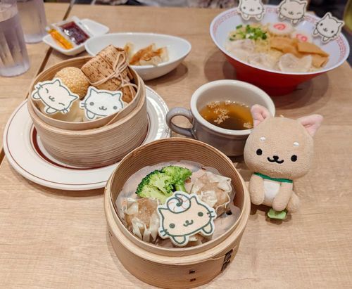 『にゃんにゃんにゃんこ』のコラボカフェだワン！🐾

ごしゅじんさまはこのキャラクターが
すきみたいだワン！

ごしゅじんさま、もしかして…
ネコ のほうが すき だったワン…⁉️

すこーし、、、すこーしだけ
『しっと』 しちゃうワン…👉👈