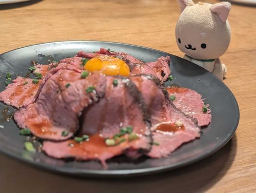ローストビーフどん だワン🐾

かっこいい おなまえ のごはんだワン🐾

じまんの にくきゅう をつかって、
たまごの きみ わらせていただいたワン🥚🐾
