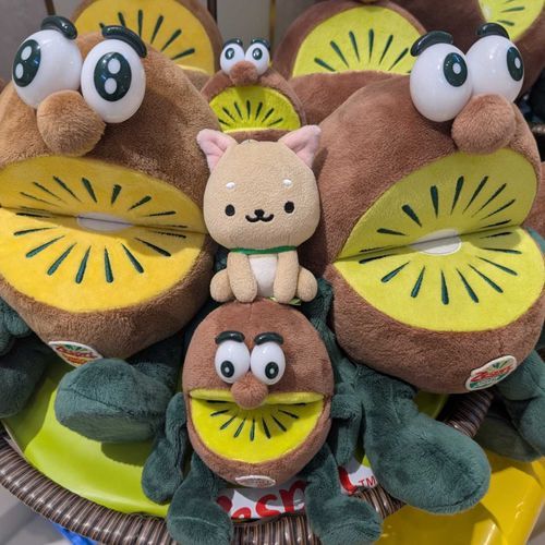 スーパーにいったら
キウイの ししょく やってたワン🥝

キウイブラザーズさん、
おいしいキウイのおすそわけ
ありがとうワン🐾

ごしゅじんさまがキイロのキウイ
おやつにかってくれたワン🐾