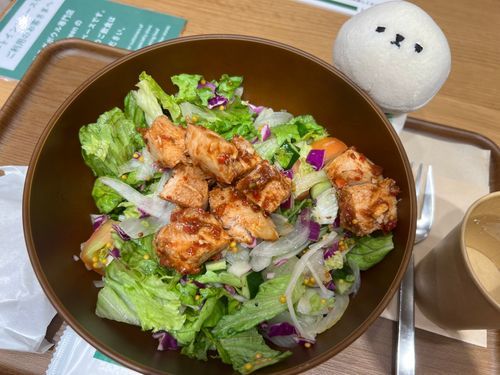 シーズナルサラダ毎月食べてきたけどこれはイマイチすぎたぜ！ドレッシングが合ってなさそう！おすすめなのに！かなしい！
せめてベビを添えていてよかった