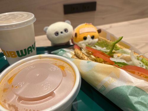 お野菜を狙っているポテト氏とカメラ目線のベビ氏