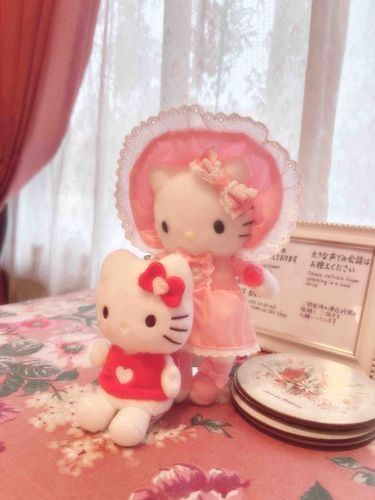 お迎えしたロリィタキティちゃんとお友達のキティさん🍎🎀