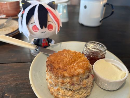 今日のおやつはスコーンだね。
まめベリちゃん、切ってくれるの？