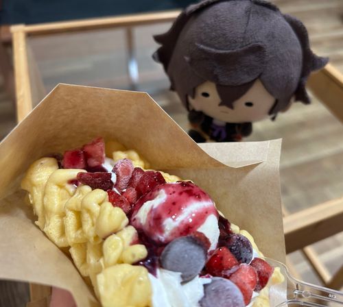 カラちゃん、ワッフルだよ！
ちなみに米粉100%
もちもち〜
んまんまぁ〜(*´ω｀*)