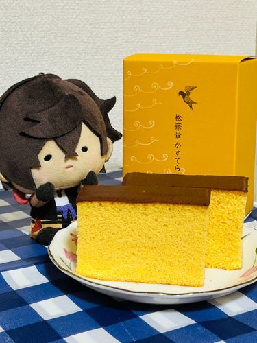 カラちゃん、松島で買ったカステラだよ。
柔らかいけど、ぎっしり感あって美味しい！
んまんまぁ〜(●´ω｀●)