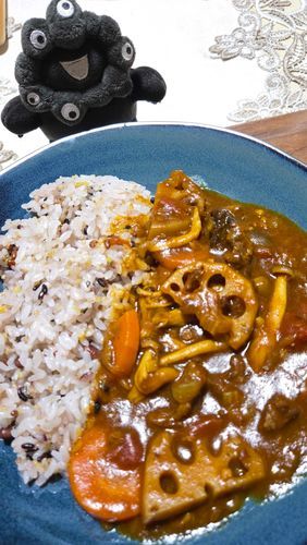 今日のばんごはんは、カレーだ～！
まいにちでもカレー食べたいなぁ…