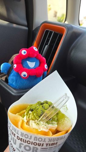 もっちもちのクレープ買ってもらいました！
クリームがずっしり入っていて、おいしそ～！