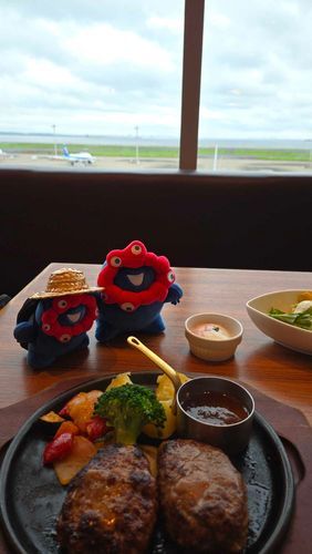 ミニもちと小もちで空港でご飯たべる！
黒毛わぎゅうと合いびき、両方食べていいんだって！やったぁ！