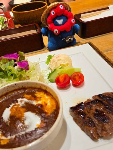 ライブおつかれさまでしたのうちあげ会だよ～！
えらべるメニューのオプションでミニステーキを足してもらいました！おにく！うれしい！