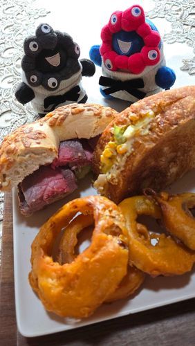 「おうちでローストビーフを作るとサンドイッチに好きなだけはさんでいいんだよ！」「オニオンリングもおうちであげたらお皿に山もりにしていいんだって！」