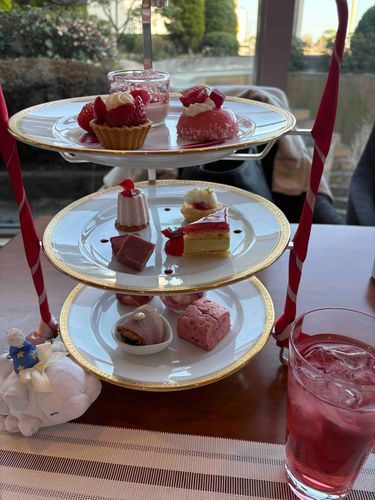 いちごのケーキとおちゃ　いっぱい〜