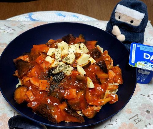 今日の夕飯は茄子とズッキーニの
アラビアータトマトパスタで
ござる！デザートのゼリーも
作ったそうでござる！！
偉いでござるよ主殿～～～～‼️