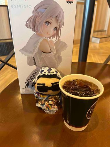 今日ぬいみーたんは完成したばかりの振袖を着て出かけたよ！ゲームセンターで取ったリーリヤちゃんと一緒にコーヒーを一服☕️