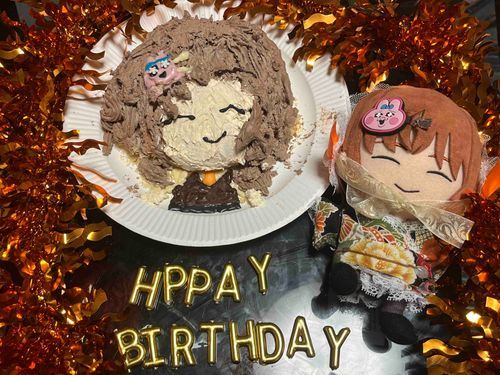 座っちゃんハッピーバースデー🎉🎂座っちゃんのお誕生日を記念して、座っちゃんに振袖とクリームパンが土台の立体ケーキを作りました！！！来年も座っちゃんにとって良い一年になりますように😌