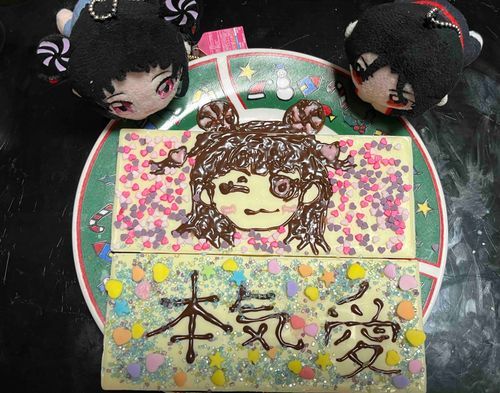 荒仁「まほろちゃ〜ん💕こっちは俺からのバレンタインチョコ🍫！バレンタインがまほろちゃんの誕生日と一緒だなんて、可愛いなぁ〜💕。まほろちゃん、本気(マジ)で愛してるよ〜💕💕💕💕💕」