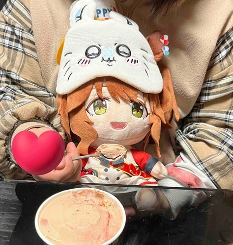 マーチャン「今日はマーチャンのお誕生日なのでマーチャンみたいにリッチなアイスをトレーナーさんと一緒に食べるのです♪今日のマーチャンは偉いので食べさせてもらうのです♪偉いので♪」