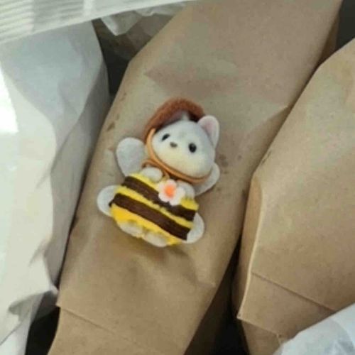 🐝<パンの上にいます