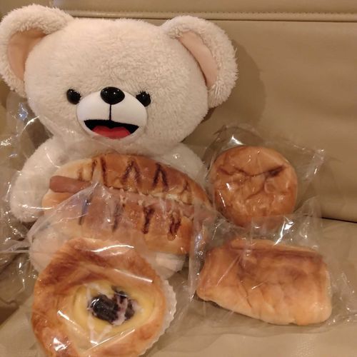 ご近所のパン屋さんで色々買った〜♪