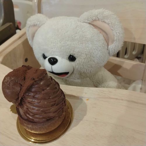 パパが福山で美味しそうなチョコレートケーキ🍰を買ってきてくれたよ😆💕💕