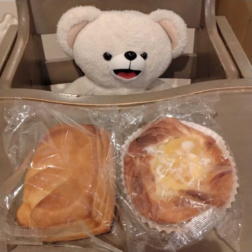 ママが仕事帰りに美味しいパンを買ってきてくれた🐻‍❄️♥️♥️左から板チョコ🍫パン・リンゴカスタードデニッシュ🍎