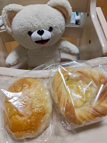 ママがクリームパンとアップルカスタードデニッシュを買ってきたよ🐻‍❄️🩷
