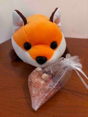 たたかいを かちぬいた おいなり です
てまえは ホテルの バスソルトづくり たいけんの かんせいひん です
かおりを かぐ おしごと がんばりました
みかんの いい かおり です