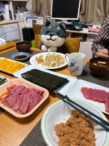 こどものひ だから こいぬちゃんは てまきずし まいてもらうの
わん おさしみ たべたい