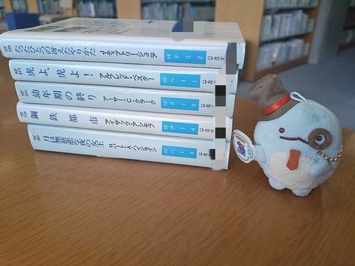 図書館に来たよ〜！
借りた本の高さがダンディの背よりも高くなっちゃったけど、ちゃんと全部読み切れるかな🤔
ここではコーヒー飲んじゃダメだよ！