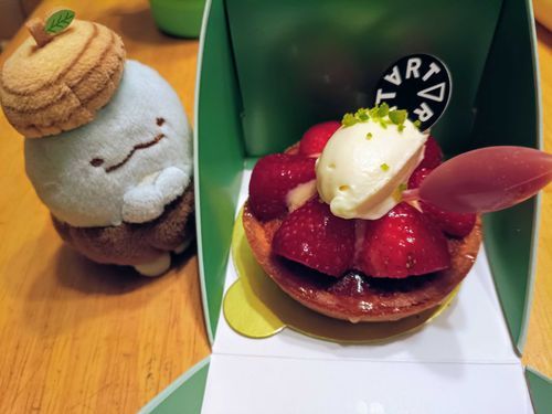 どんぐりとおやつタイム！
いちごがキラキラしてて素敵だね〜🍓✨