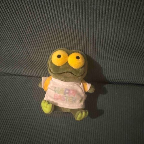けろちゃん の いえ の そふぁ は けろちゃん いろ なんだよ〜🟩🐸