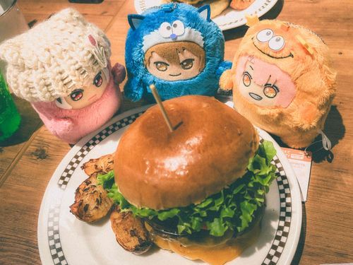 ついに❣️みつき と りゅう が 来たんだ❣️ 早速 ハンバーガー 食べに 来たよ😆