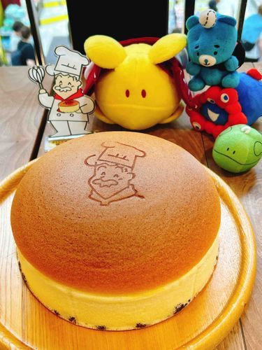 りくろーおじさんのカフェで焼きたてチーズケーキ！ぷるぷるだったよ〜