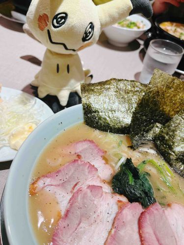 どうやら今年も西のテーマパークではミミッキュさんに会えるらしい。家族旅行で行く予定なので今から楽しみだ！！一緒に会いに行こうなﾐｯｷｭさんよ。
これは一緒に食べたラーメン