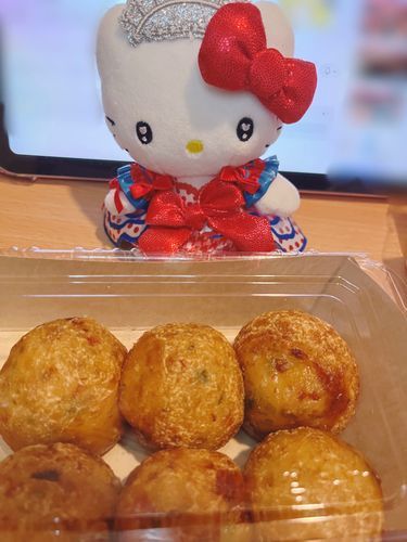 ｷﾃｻﾝ､セブンの揚げたこ焼きだよ。
今、セールで半額で買えるんだ。
お得だな