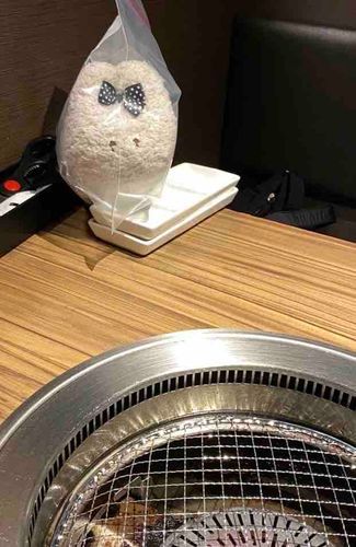 やきにく　に　つれていってもろたウサ
もえないように　とおくから　たべた