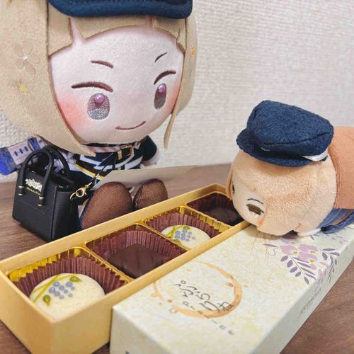 きょうは ほわいとでーという ひ、らしいですね
せんじつ、しゅくんがぼくたちにと ふじのあしらわれたちょこを くださいました
ふふ、おかえしは なにがいいでしょうか