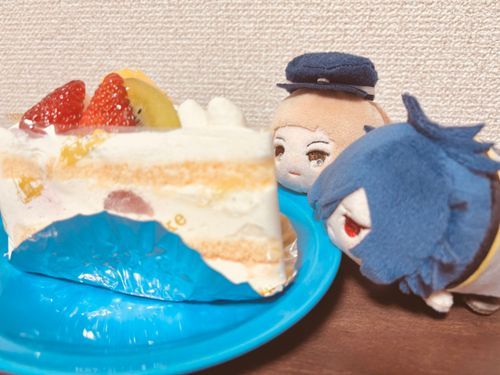 しゅくんのごゆうじんから けーきのおすそわけをいただきました
くりーむがいっぱいで おいしそうですね