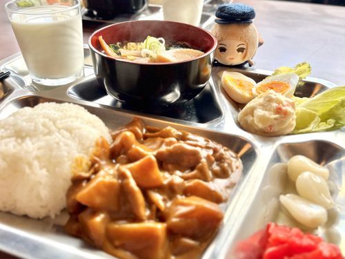かいぐんかれーを いただいてきました
じっさいのかいじょうでも きんようびにたべられていたかれー……
らーめんもついて おなかいっぱいですね