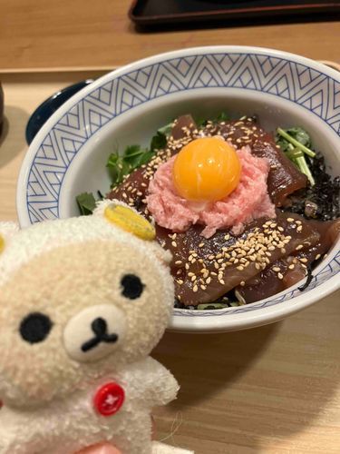 ねぎとろとかつおのユッケ丼です
ニコ