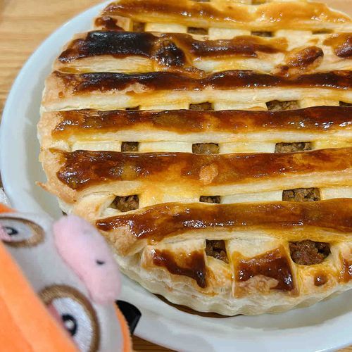 トリックオアトリートけろ！

飼い主がハロウィンだからカボチャのパイを焼いてたけろ
どうせならジャックオランタン🎃にすればよかったけろ