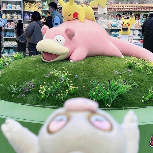 香川県に行ってきたけろ！！
ポケモンセンターの中にもヤドンがいっぱいいたけろー
ピカチュウ、ヤドン、けろもいっしょにお昼寝したいけろー