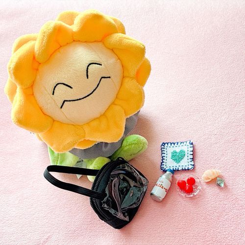 🌻キマワリのカバンの中身🌻
・ハンカチ
・みかんジュース
・いちご
・巻貝
・フローライト