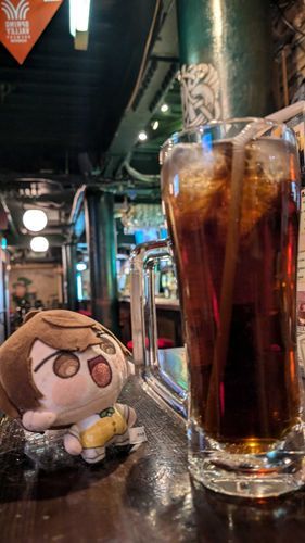 ゆるっとふんわり
ごはんがだいすきなぬいです
ごはんとおさけといっしょにとるのがすきなほごしゃです

これはロングアイルランドアイスティー（ばかみたいにたかいどすうのカクテル）です