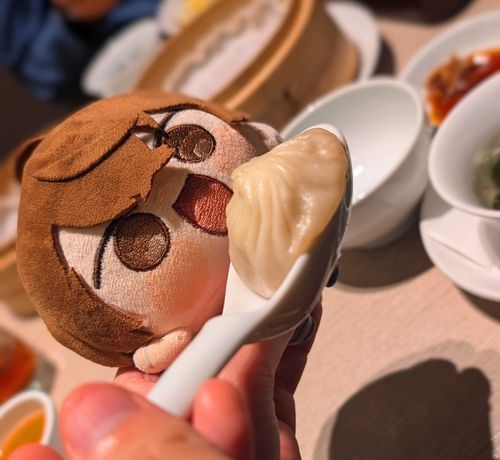 しょうろんぽう おいしいですよね！

※遠近を利用し、食器とまるがみさんは接触せず撮影しています