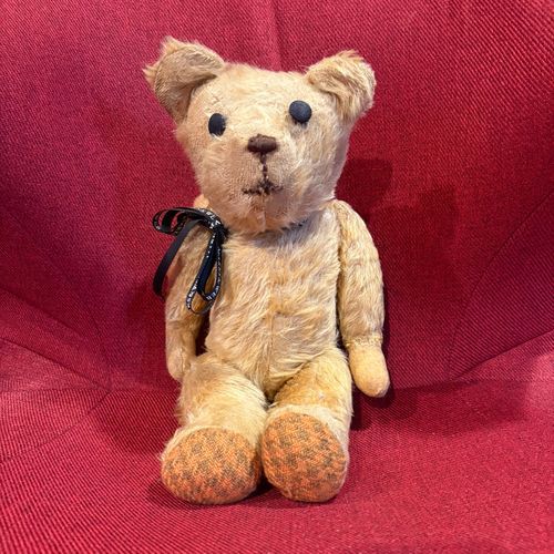 イギリスから日本に来た Ｍｒ.ジョーンズです。
色んな たくさんの子供達と過ごしてきたょ。
だから身体が疲れて ボロボロなの。
大切に遊んでくれないと 壊れちゃうの。
でもたくさんの想い出があるから 幸せだょ💕
