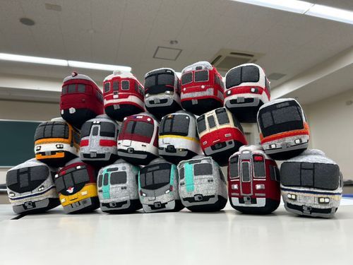 ぬいぐるみになった鉄道車両が色んなところへ遊びに行くアカウントです
定期的に仲間が増えていきます