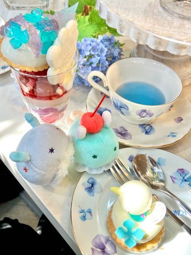 かわいい おかしも いっぱい！
アヒルさんも おはな ついてるね〜
