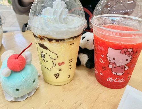 かわいい フラッペも のんだよ〜
すきまから みられている…！