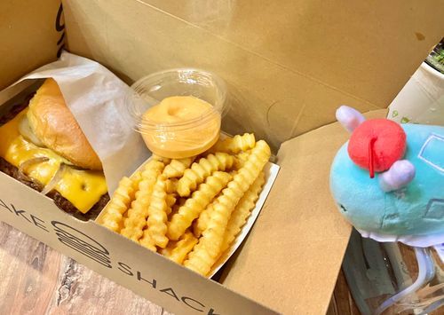 でっかい ハンバーガー たべたよー！
テイクアウトで ピクニック！！