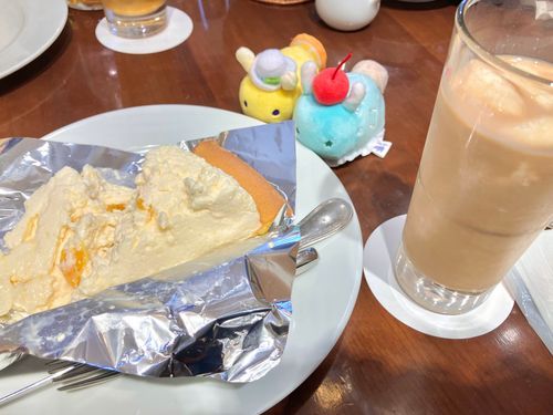 おでかけして おっきいムースケーキ たべたよー！
おっきすぎて たべるまえに くずれちゃったね〜